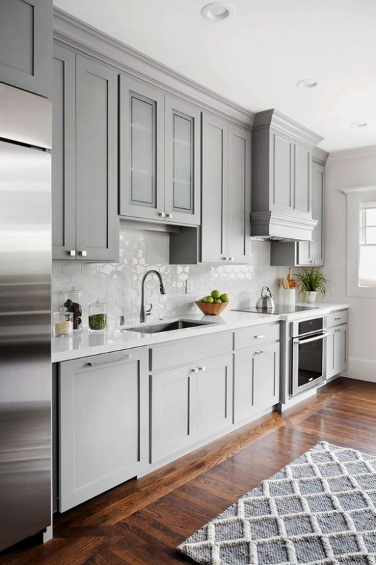 Küchenzeile stilvolles Design in Grau Ober –und Unterschränke genügend Stauraum