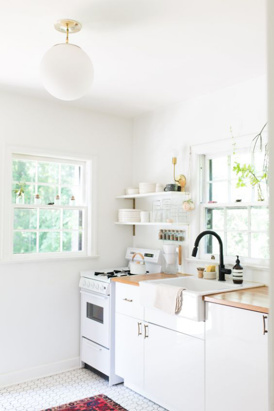 Küchenzeile von Wand zu Wand Gestaltung in Weiß im Retro Stil Regal zwei Fenster