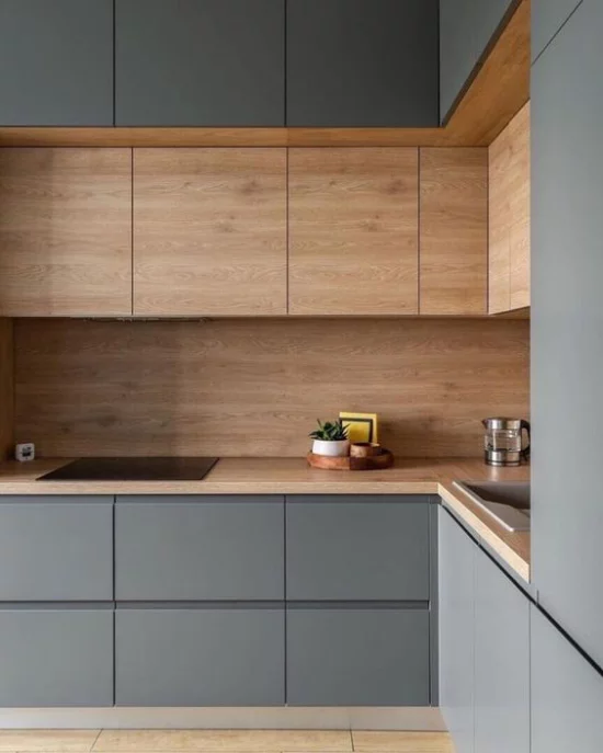 L-Küche Holzfronten Arbeitsplatten aud Holz graue Unterschränke interessante Farbkombination