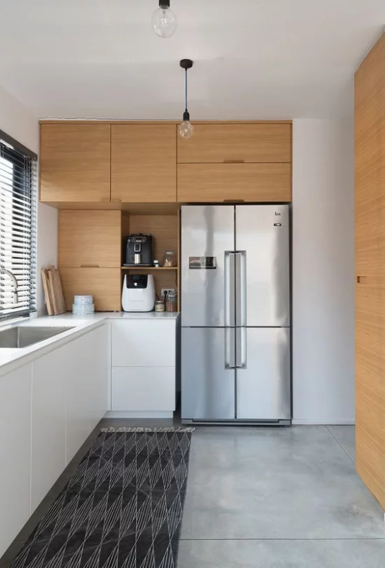 L-Küche Oberschränke helles Holz gut kombinierbar mit Grau Silber Kühlschrank