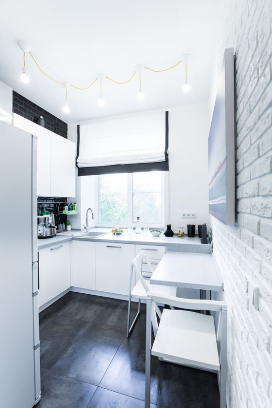 L-Küche enger Raum Fenster elegante weiße Küchengestaltung weiß getünchte Ziegelwand rechts