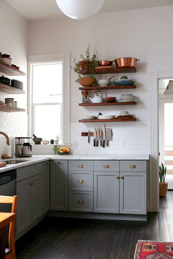 L-Küche in Retro Stil graue Unterschränke offene Regale obene weiße Fliesen
