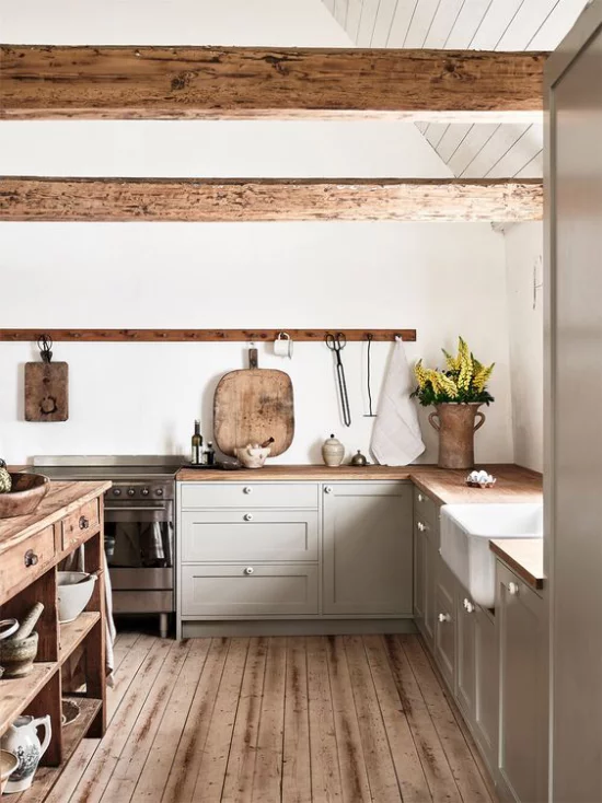 L-Küche in Retro Stil viel Holz Boden Kücheninsel Arbeitsfläche Regale Deckenbalken
