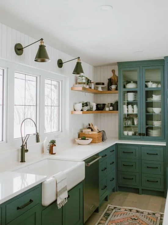 L-Küche in Weiß und Smaragdgrün interessanter Farbkontrast Retro Design Regal Schrank Hängelampen
