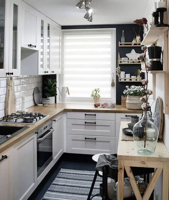 L-Küche interessante Küchengestaltung in L-Form in Grau-Schwarz auf kleiner Fläche Fenster