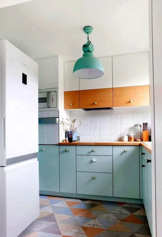 L-Küche kniffige Ecke mit Fenster Küchengestaltung in L-Form bunte dreieckige Bodenfliesen weißer Kühlschrank