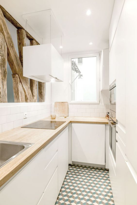 L-Küche modernes Küchendesign mit rustikalen Balken als Raumteiler