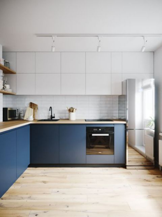 L-Küche schicke Küchengestaltung in L-Form dunkelblaue Unterschränke weiße Oberschränke Holzboden Deckenbeleuchtung