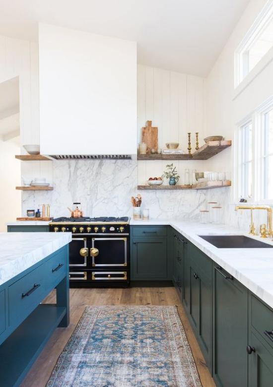 L-Küche schickes Design weißer Marmor Arbeitsplatten Kücheninsel regale integrierte Dunstabzugshaube