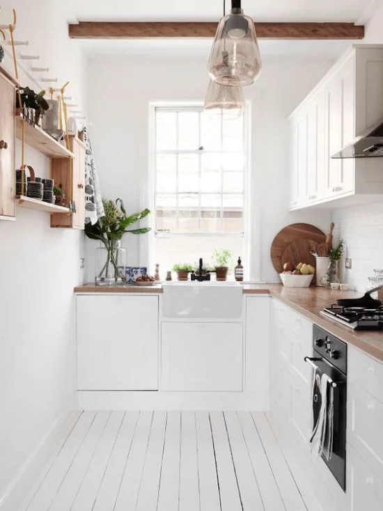 L-Küche schöne saubere Küche im Retro Stil Fenster weiße Schränke Holz Balken Regal an der rechten Wand
