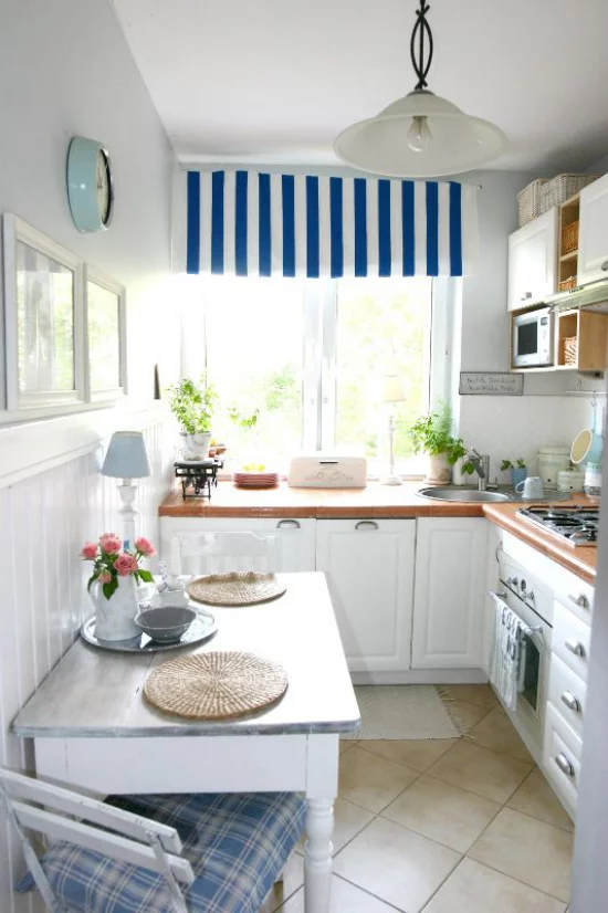 L-Küche typisches Küchendesign aus den 80ern gestaltung in Weiß und Blau