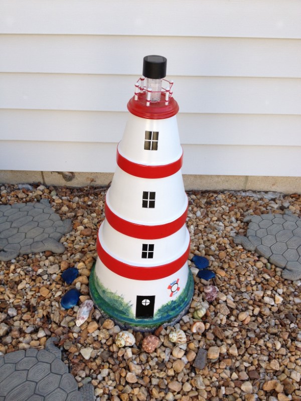 Leuchtturm basteln – kreative und einfache Ideen für Einrichtung im Maritime Stil rot weißer turm deko garten