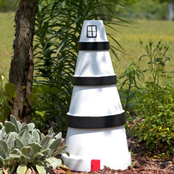 Leuchtturm basteln – kreative und einfache Ideen für Einrichtung im Maritime Stil schwarz weiße töpfe deko