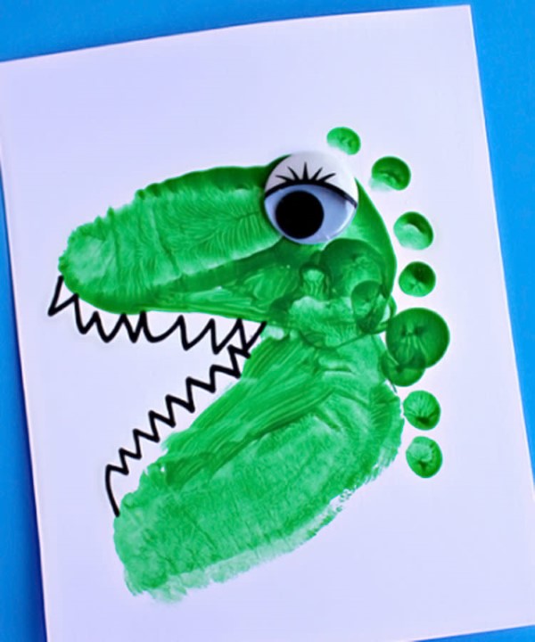 Malen und Basteln mit 2jährigen Kindern – kreative und einfache Ideen für Kleinkinder dinosaurier stempel fuß
