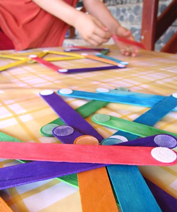 Malen und Basteln mit 2jährigen Kindern – kreative und einfache Ideen für Kleinkinder eisstiele stäbchen velcro