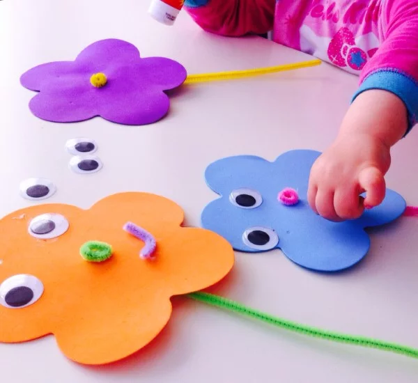 Malen und Basteln mit 2jährigen Kindern – kreative und einfache Ideen für Kleinkinder gesichter basteln moosgummi