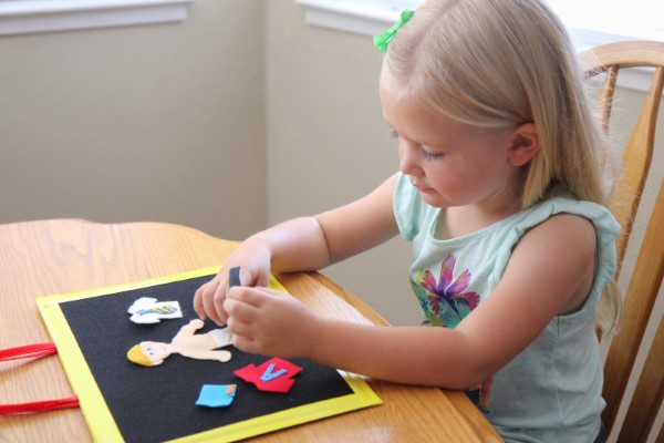 Malen und Basteln mit 2jährigen Kindern – kreative und einfache Ideen für Kleinkinder kleinkinder basteln kleben einfach