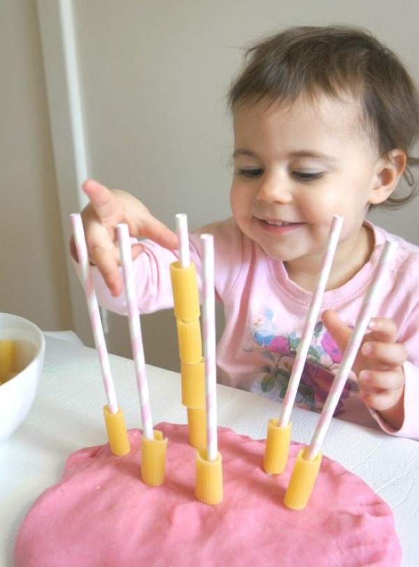 Malen und Basteln mit 2jährigen Kindern – kreative und einfache Ideen für Kleinkinder nudeln bastelideen