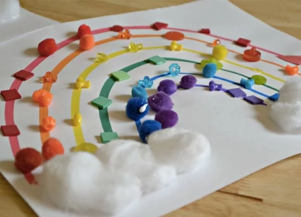 Malen und Basteln mit 2jährigen Kindern – kreative und einfache Ideen für Kleinkinder regenbogen farben spiel