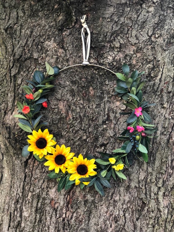 Metallring dekorieren für den Sommer – frische Bastelideen und Tipps sonnenblumen florale kranz ideen