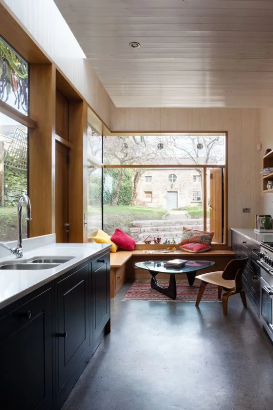 Platz am Eckfenster clever nutzen Corner Window Nook in der Küche nach amerikanischem Stil