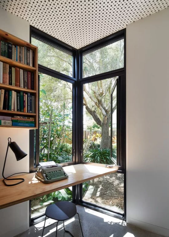 Platz am Eckfenster clever nutzen Schreibtisch am Fenster kleines Home Office einrichten viel Tageslicht das Grün im Garten genießen