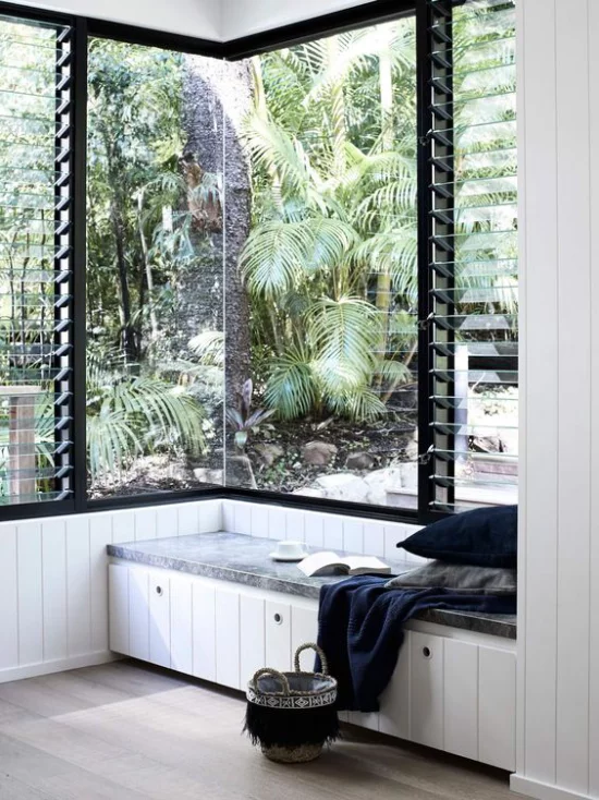 Platz am Eckfenster clever nutzen Sitzecke Polsterung Kissen decke üppige tropische Vegetation draußen bewundern