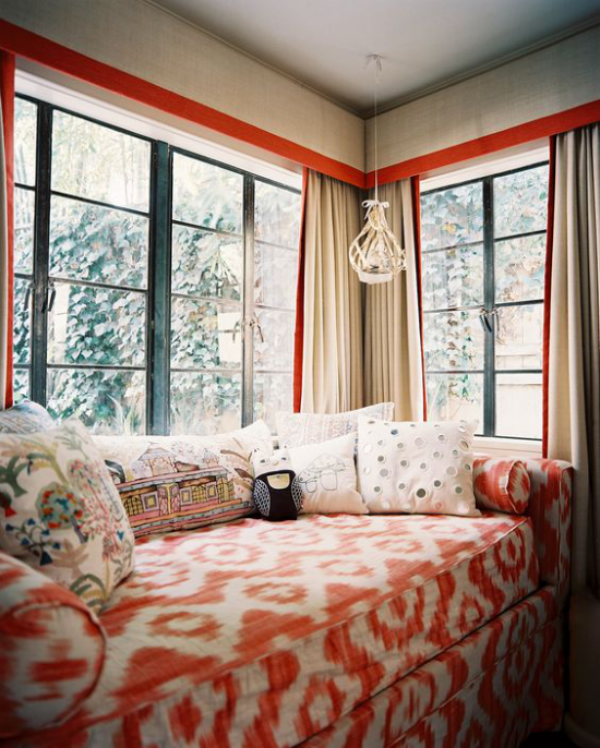 Platz am Eckfenster clever nutzen bequeme Couch einladend zum Nachmittagsschläfchen am Fenster