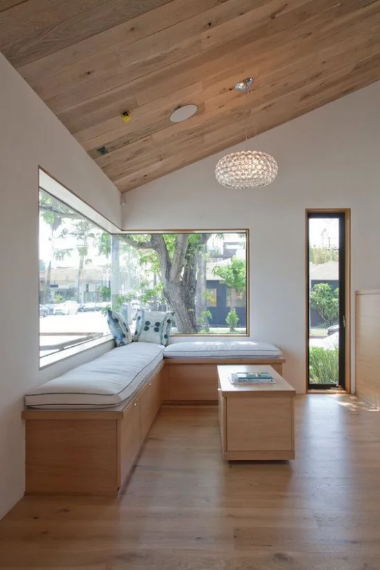 Platz am Eckfenster clever nutzen helles Holz verwenden minimalistische Gestaltung der Ecksitzbank