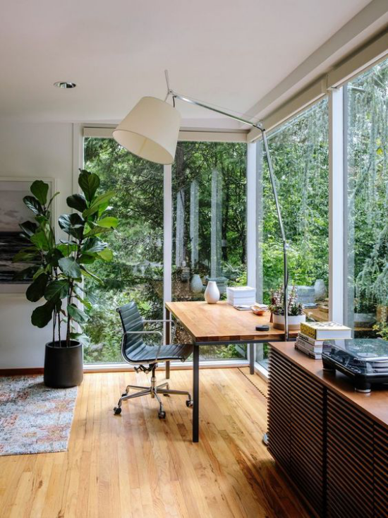 Platz am Eckfenster clever nutzen kleines Home Office einrichten viel Tageslicht grüne Pflanzen