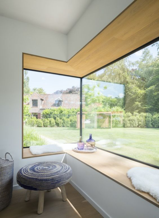 Platz am Eckfenster clever nutzen minimalistische Gestaltung herrliche Aussicht draußen genießen