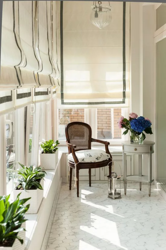 Platz am Eckfenster clever nutzen perfekter Ort der Ruhe Sessel Fensterrollos schmale Fensterbank mit Topfpflanzen dekorieren