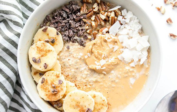 Sattmacher gesund gegen Heißhunger eine Frühstücksschale mit Bananen Samen Joghurt