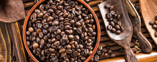  Αισθάνεστε υγιείς απέναντι στην επιθυμία Οι φρυγμένοι κόκκοι καφέ για ένα φλιτζάνι αρωματικό εσπρέσο 