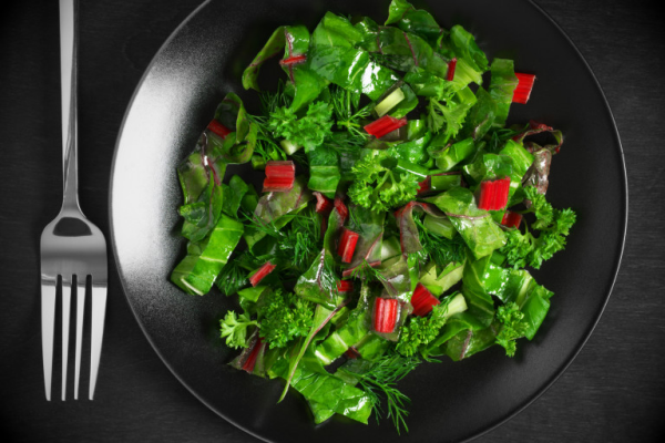 Sattmacher gesund gegen Heißhunger grüner Salat mit Blattgemüse Rhabarber Petersilie