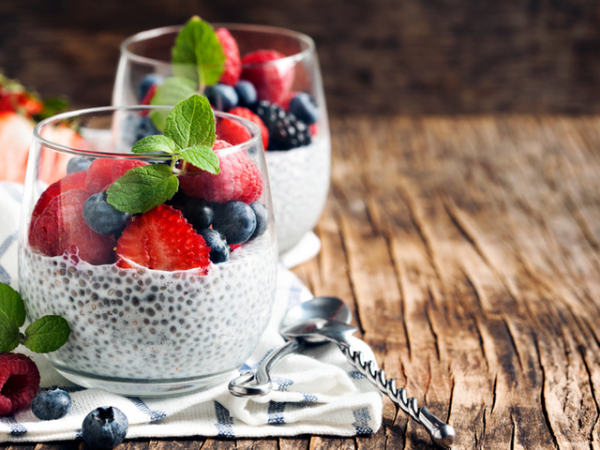 Sattmacher gesund gegen Heißhunger leckeres Dessert im Glas mit Chia Samen Joghurt Erdbeeren Brombeeren