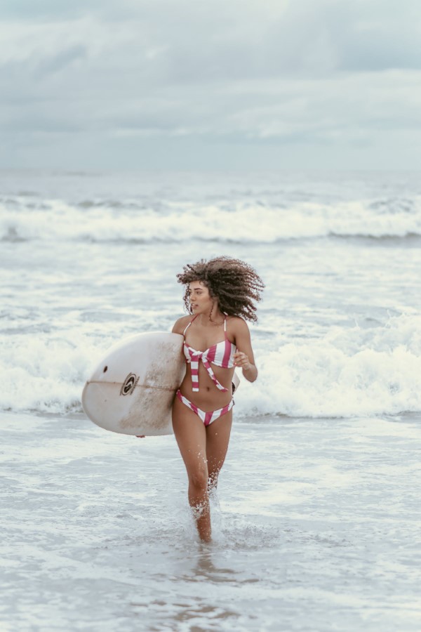 Surfer Frisur – der aktuelle Sommerlook schlechthin natürliche lockige haare