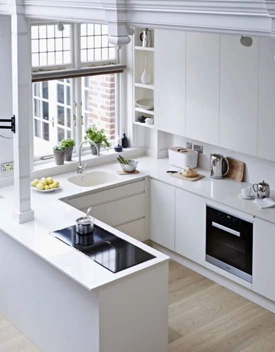 U-Küche großes Fenster viel Tageslicht perfektes Küchendesign in Weiß Sauberkeit und Ordnung