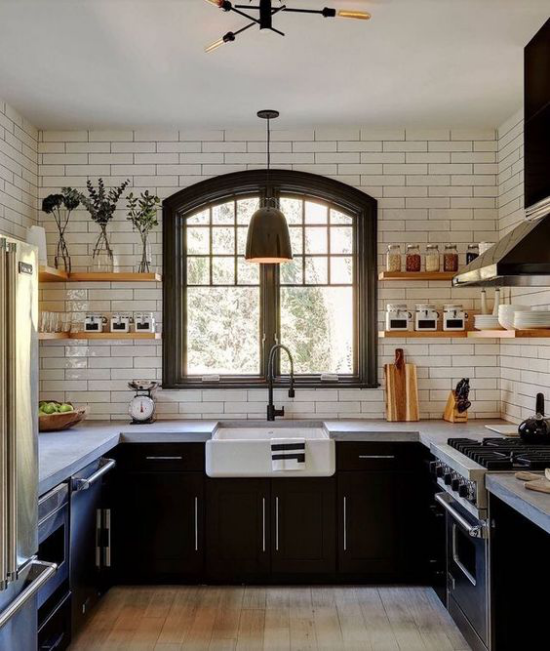 U-Küche im Retro Stil dunkler Raum Fenster Spüle weiße Metro Fliesen dunkle Unterschränke