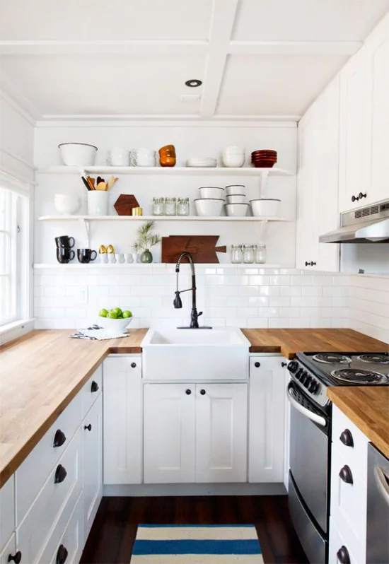 U-Küche im Retro Stil weiße Metro Fliesen weiße Schränke Holzarbeitsplatten
