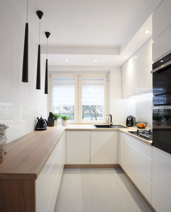 U-Küche perfektes Küchendesign Weiß dominiert drei Zeilen über Eck verbunden Hängelampen Strahler eingebaute Küchengeräte