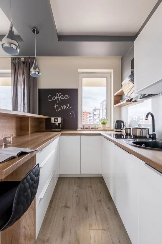 U-Küche schönes design saubere Anordnung eingebauter Schreibtisch schwarze Tafel