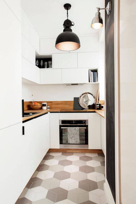 U-Küche weißes Ambiente Sauberkeit beste Ordnung sechseckige Bodenfliesen gemustert