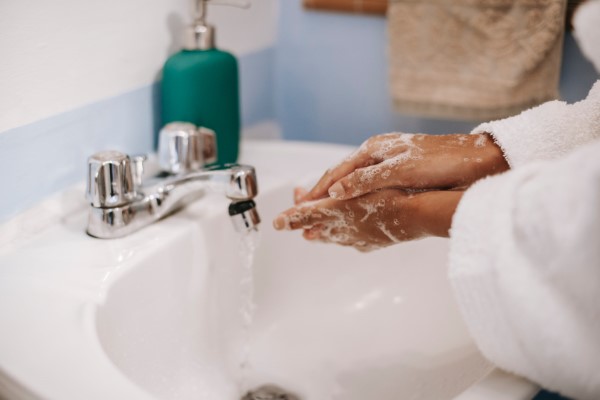Wasser enthärten Warum eine Enthärtung sinnvoll ist hände waschen
