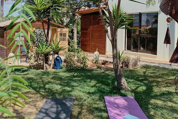 Yoga Garten anlegen und gestalten Yoga üben im Garten weg von neugierigen Blicken ruhige entspannte Atmosphäre