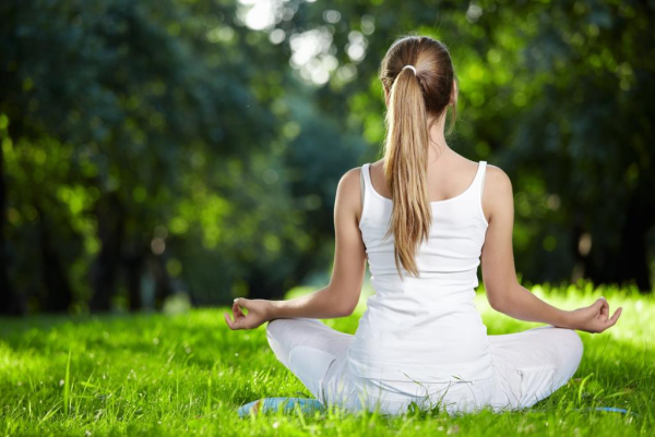 Yoga Garten anlegen und gestalten junges Mädchen vollen Relax genießen inmitten von viel Grün
