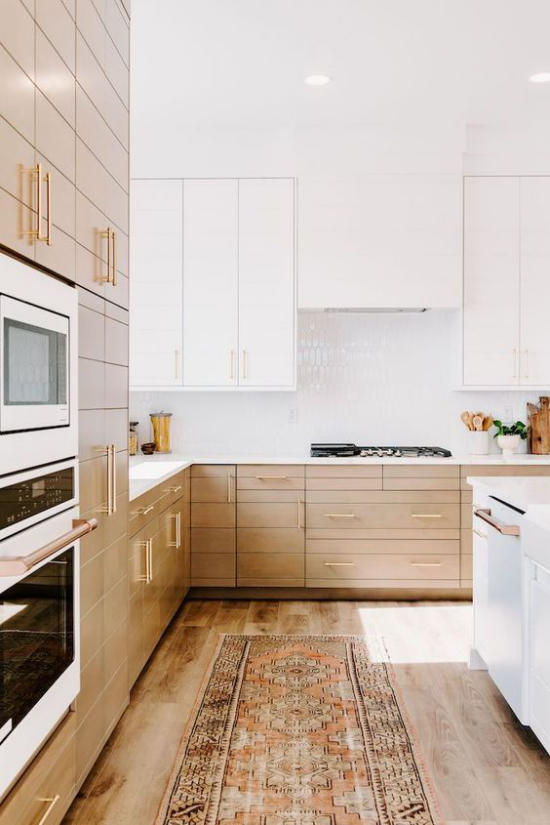 integrierte Dunstabzugshaube Hygiene höchste Priorität in der Küche weiße Schränke helles Holz