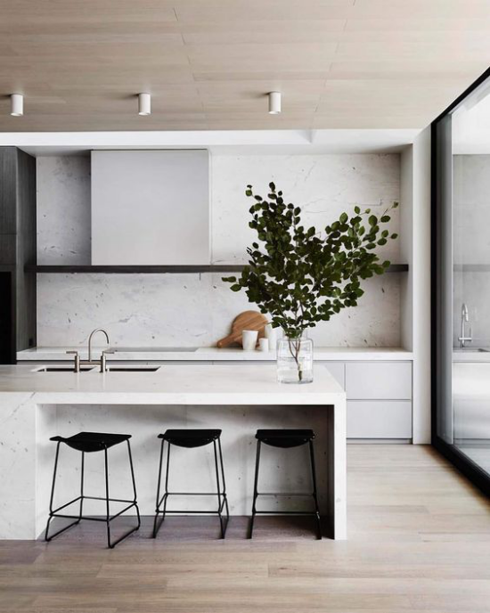 integrierte Dunstabzugshaube schicke minimalistische Küche Kücheninsel aus weißem Marmor
