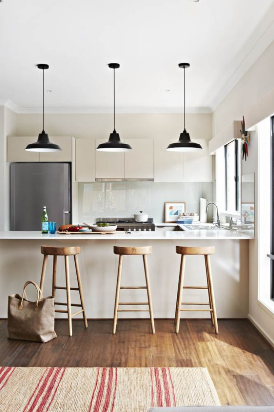 integrierte Dunstabzugshaube schönes Küchendesign großer Raum Hängelampen über der Kücheninsel