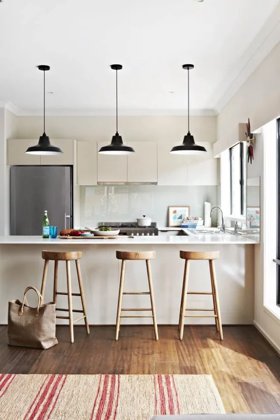 integrierte Dunstabzugshaube schönes Küchendesign großer Raum Hängelampen über der Kücheninsel